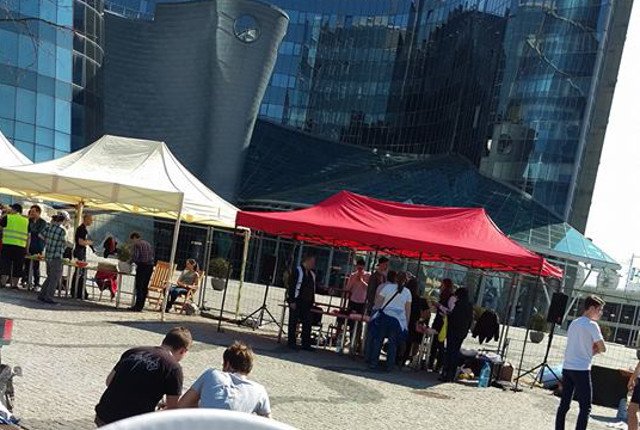 Pod siedzibą TVP trwa "wielkie gotowanie" fanów zwolnionego Makłowicza.