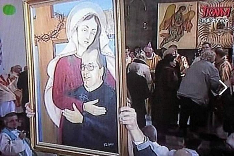 "Czy to już nie jest profanacja?" – pytają internauci.