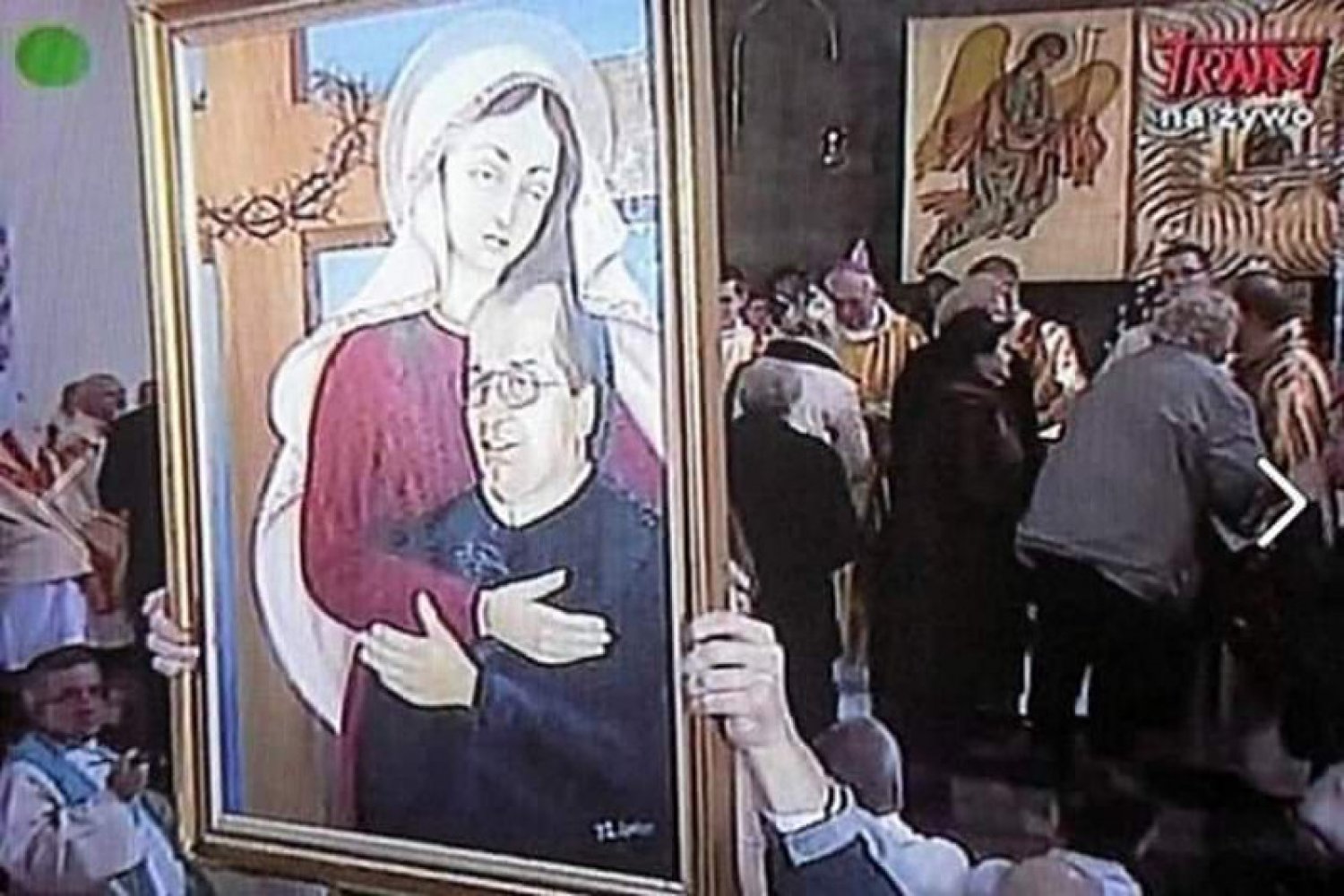 "Czy to już nie jest profanacja?" – pytają internauci.