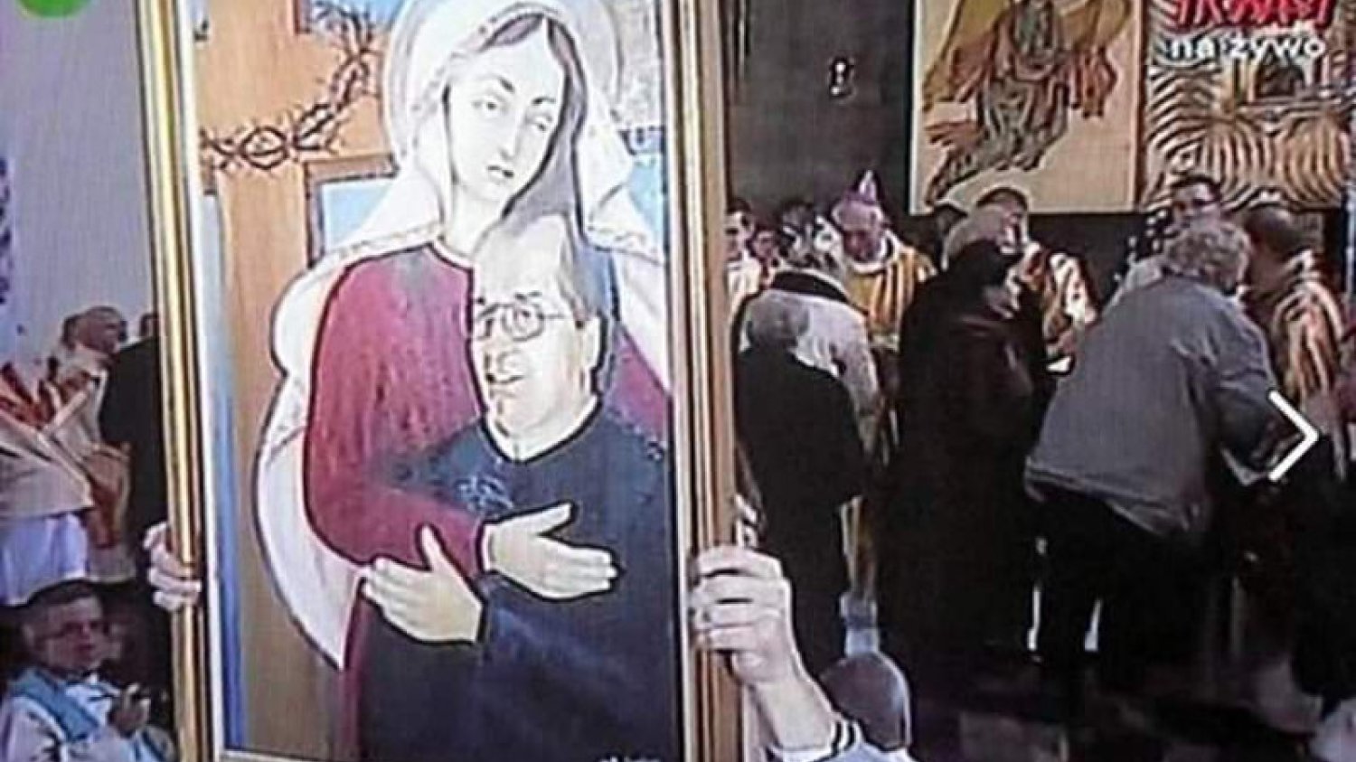 "Czy to już nie jest profanacja?" – pytają internauci.