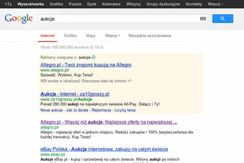 Nawet jeśli eBay nie płaci za reklamę powiązaną ze słowami kluczowymi, i tak jest wysoko w wynikach wyszukiwania.