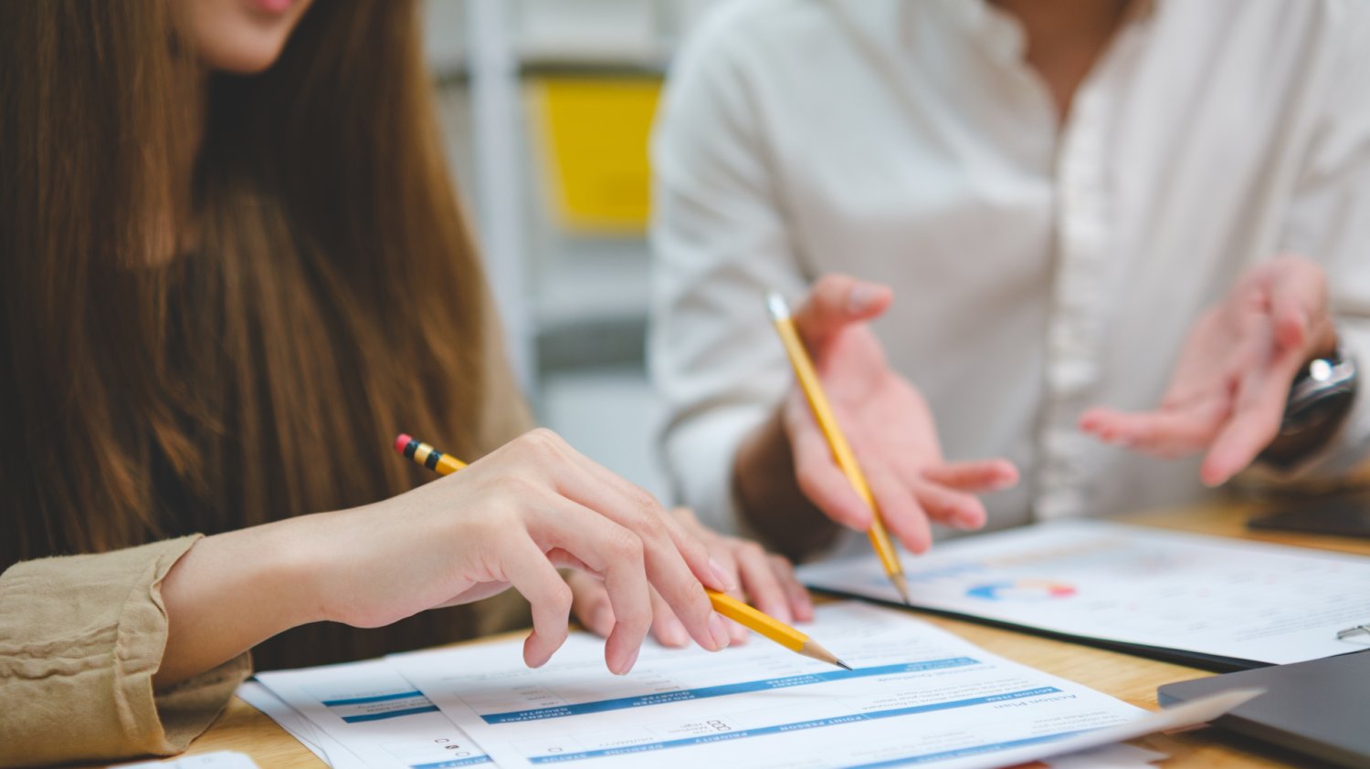 Kontrole PIP umów B2B w 2026 roku Pracownicy analizują dokumenty w biurze, co symbolizuje kontrole umów B2B przez Państwową Inspekcję Pracy.