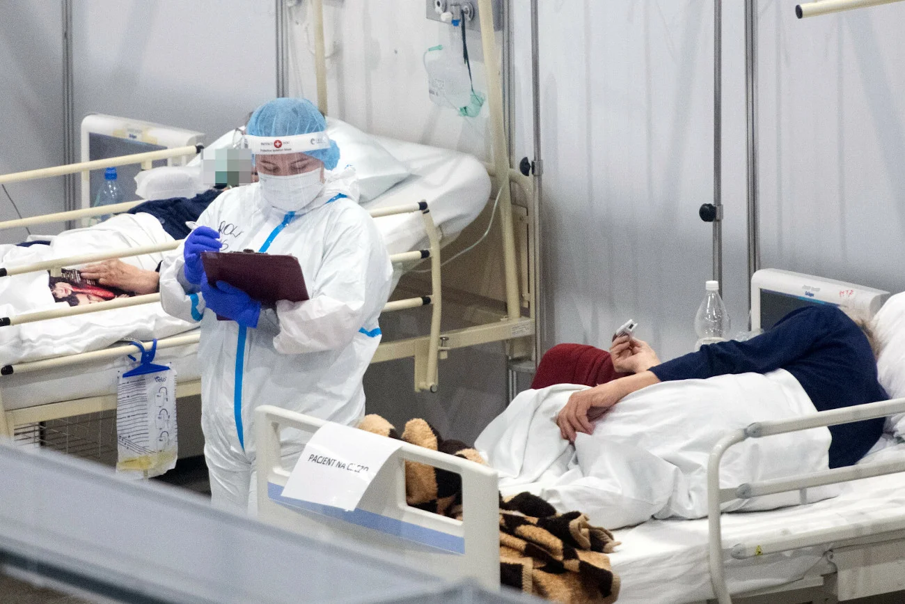 Prof. Robert Flisiak skomentował w rozmowie z naTemat.pl czarne scenariusze pandemii COVID-19.