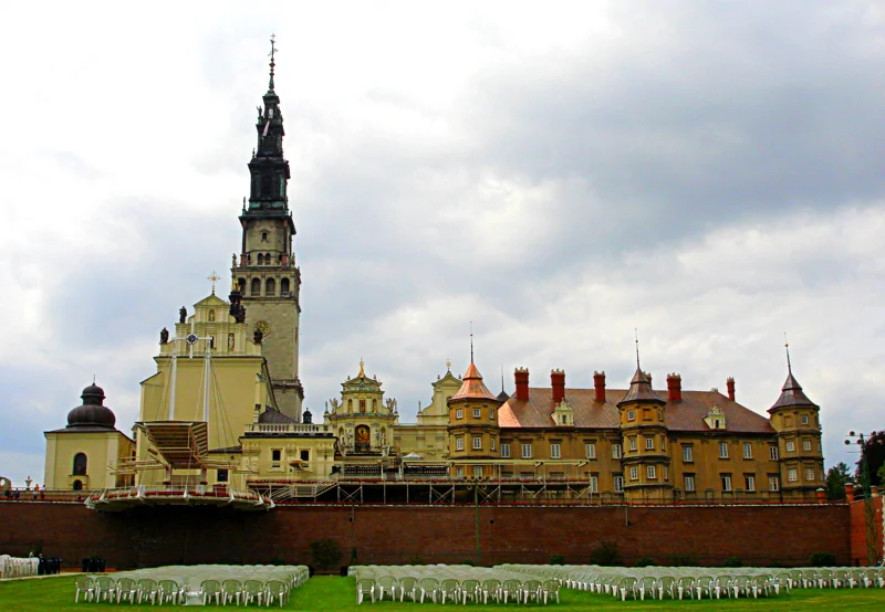 Jasna Góra jest dziś polskim centrum pielgrzymkowym. Wokół jej obrony z czasów potopu narosło wiele legend.