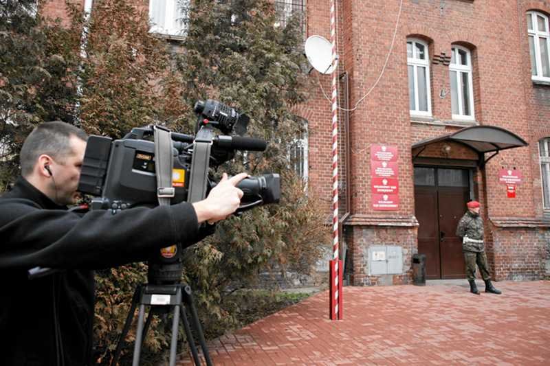 2012: Prokurator Mikołaj Przybył postrzelił się w głowę podczas konferencji prasowej. Z jego oficjalnych komunikatów wynikało, że zrobił to w proteście wobec sytuacji w prokuraturze wojskowej.