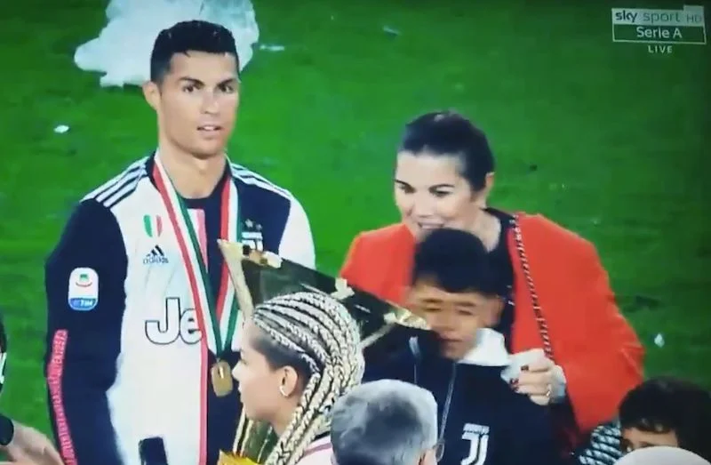 Cristiano Ronaldo tak się cieszył z pucharu, że uderzył nim syna.