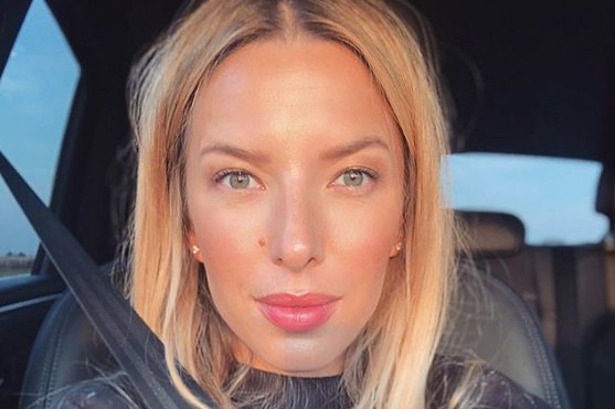 Ewa Chodakowska pochwaliła się zdjęciem brzucha na Instagramie i wyznała, że takiego sadełka jeszcze nie miała.