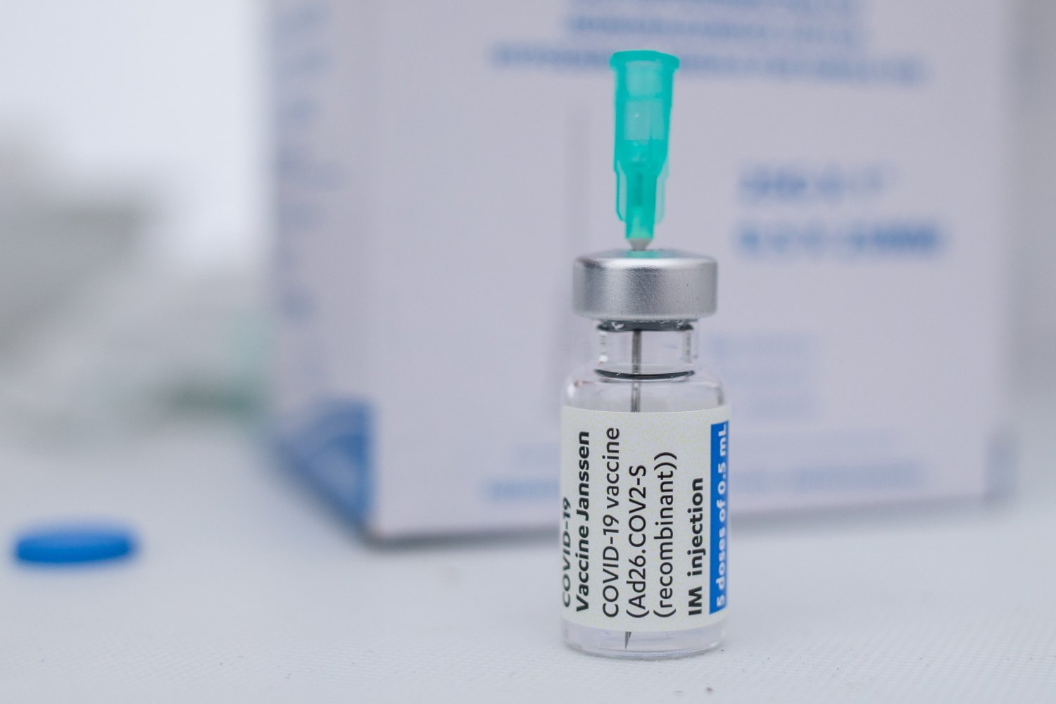 Prof. Miłosz Parczewski ostrzega, że za zbyt zwolnienie tempa szczepień może zapłacić cała populacja.