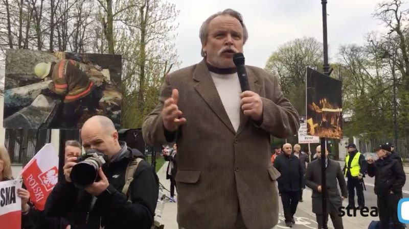 Manifestujący pod rosyjską ambasadą