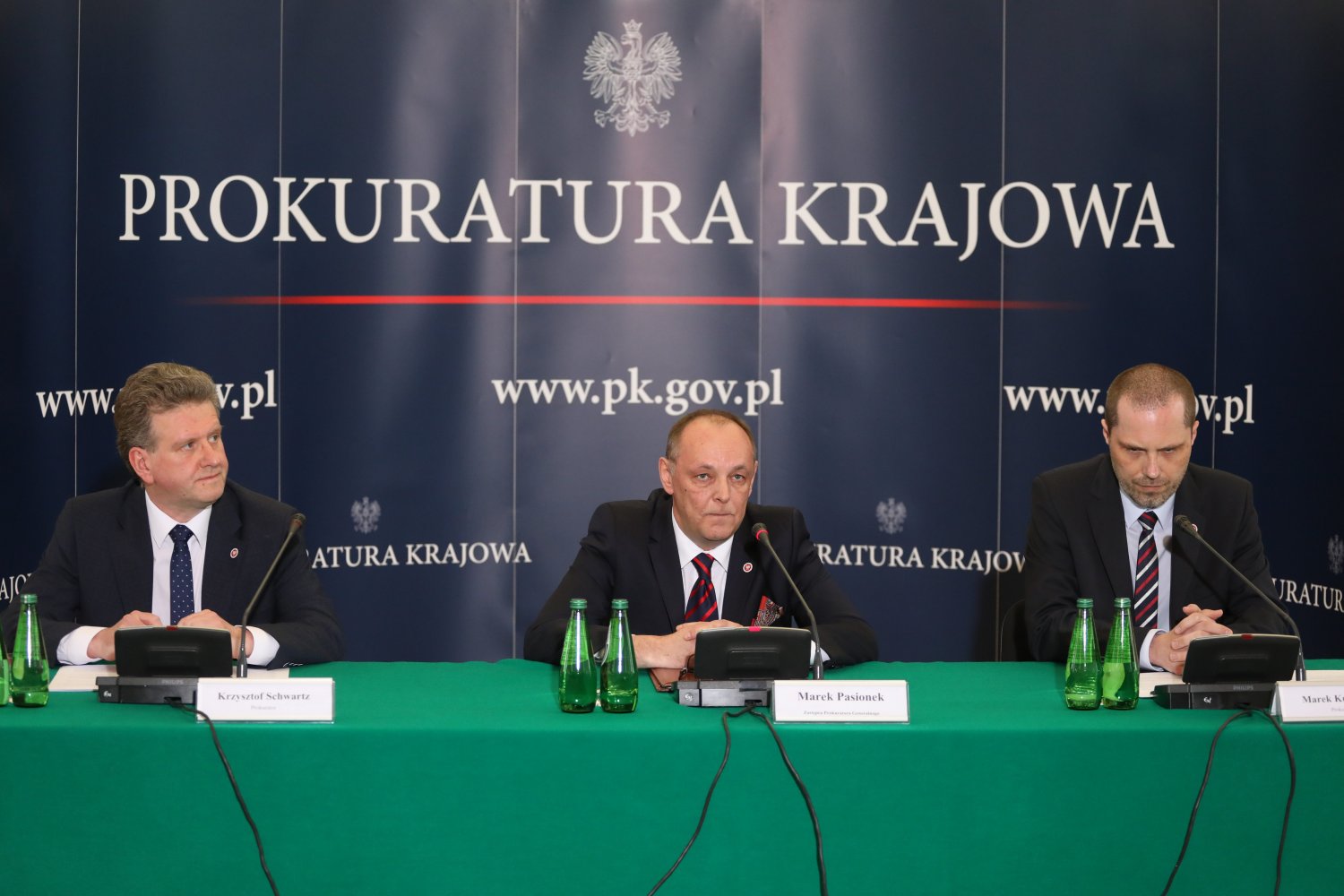 Od lewej : prokurator Krzysztof Schwartz , zastępca Prokuratora Generalnego Marek Pasionek, oraz kierownik zespołu smoleńskiego prokurator Marek Kuczyński