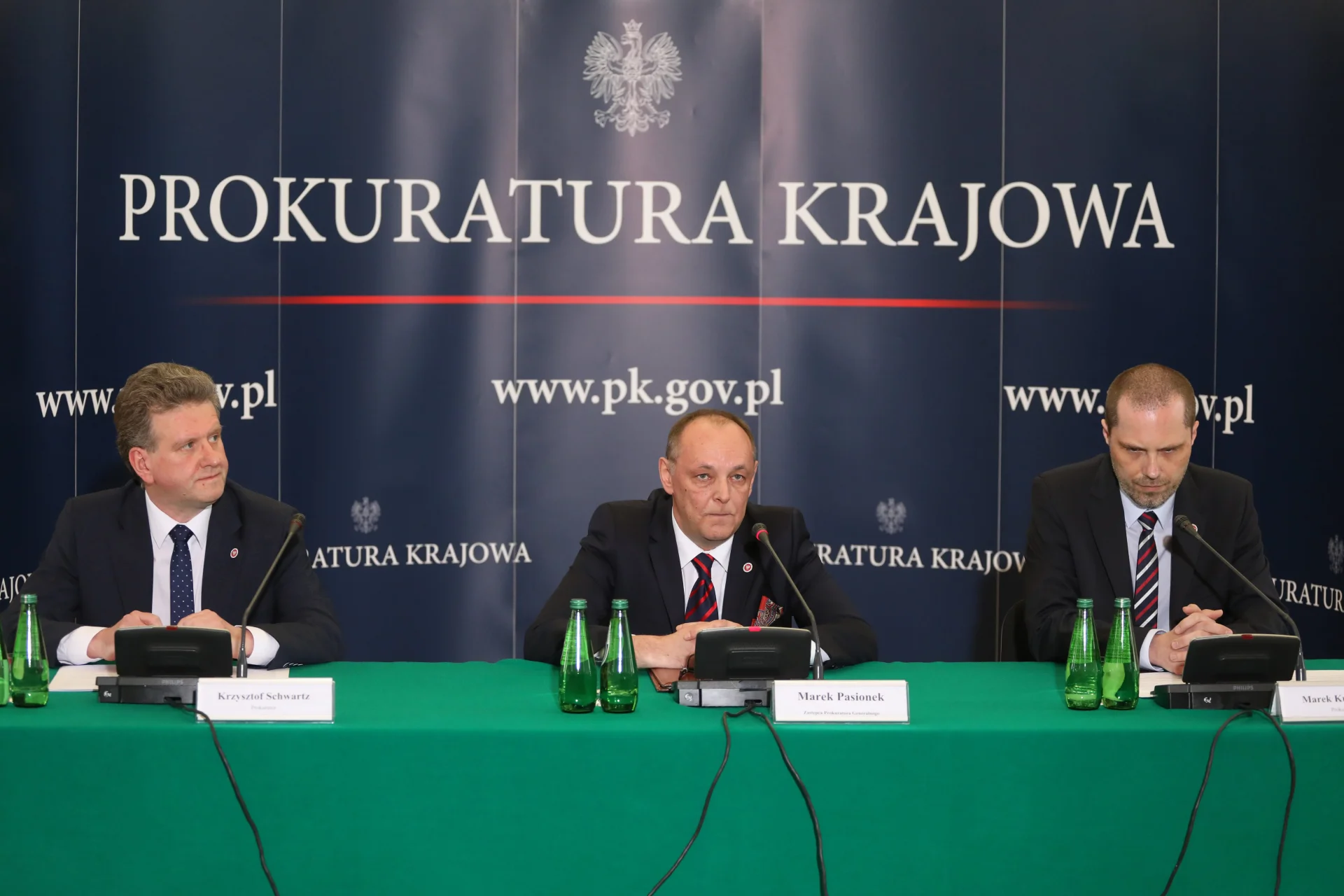 Od lewej : prokurator Krzysztof Schwartz , zastępca Prokuratora Generalnego Marek Pasionek, oraz kierownik zespołu smoleńskiego prokurator Marek Kuczyński