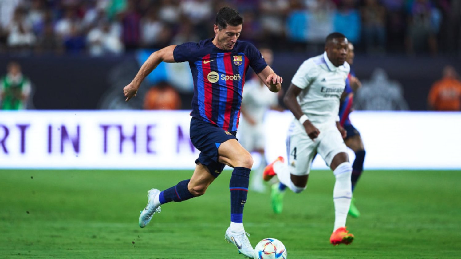 Robert Lewandowski w niedzielny poranek polskiego czasu zadebiutował w meczu FC Barcelony z Realem Madryt (1:0).