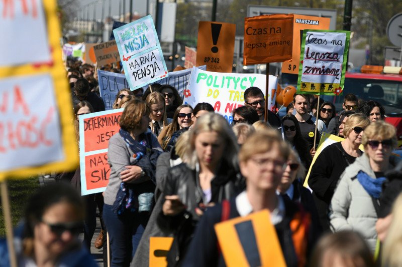 W całej Polsce masowo powstają Międzyszkolne Komitety Strajkowe.