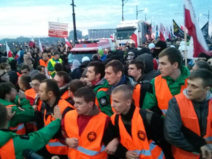 Przepychanki na Moście Poniatowskiego.