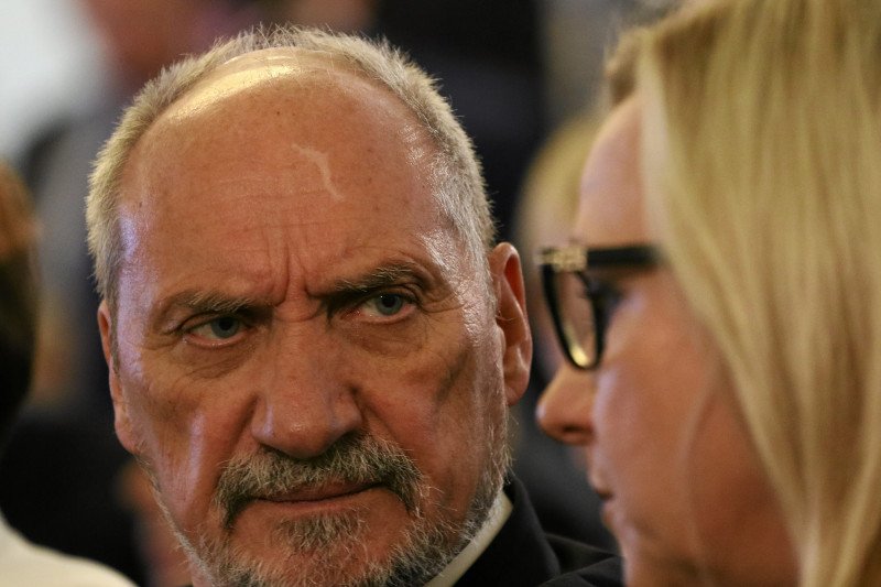 Minister Antoni Macierewicz chciał, by autorem książki o jego rosyjskich powiązaniach zajęła się prokuratura. Doprowadził do tego, że ludzie wspierający Tomasza Piątka wymyślili nietypowy sposób promocji książki.