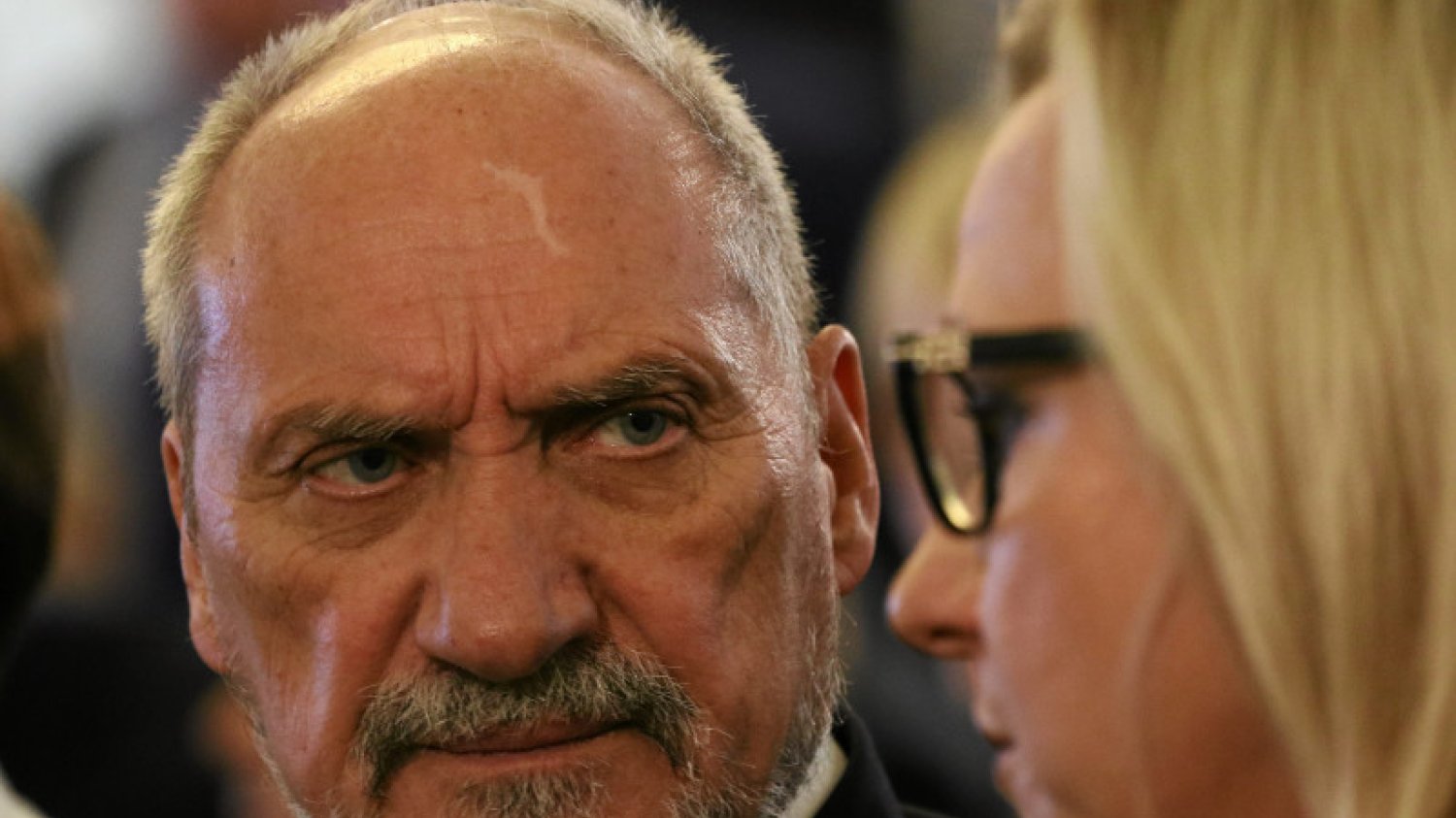 Minister Antoni Macierewicz chciał, by autorem książki o jego rosyjskich powiązaniach zajęła się prokuratura. Doprowadził do tego, że ludzie wspierający Tomasza Piątka wymyślili nietypowy sposób promocji książki.