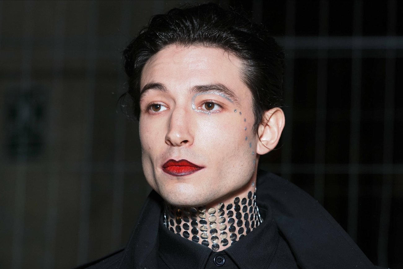 Ezra Miller został oskarżony przez rodzinę 18-latki. Ma ją kontrolować?