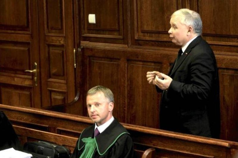 Jarosław Kaczyński w sądzie w roli świadka, ale ze specjalnym traktowaniem. "Zwykły obywatel nie może na to liczyć". Zdjęcie z 2010 r.