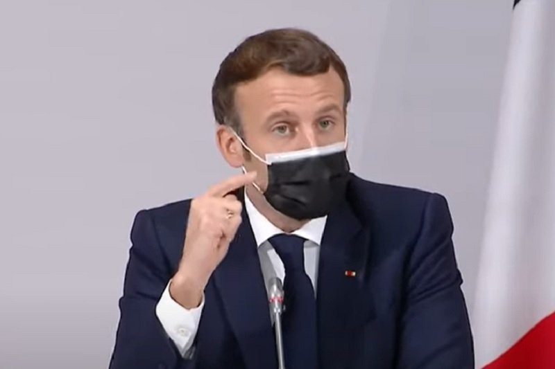 Emmanuel Macron ma objawy covid-19.