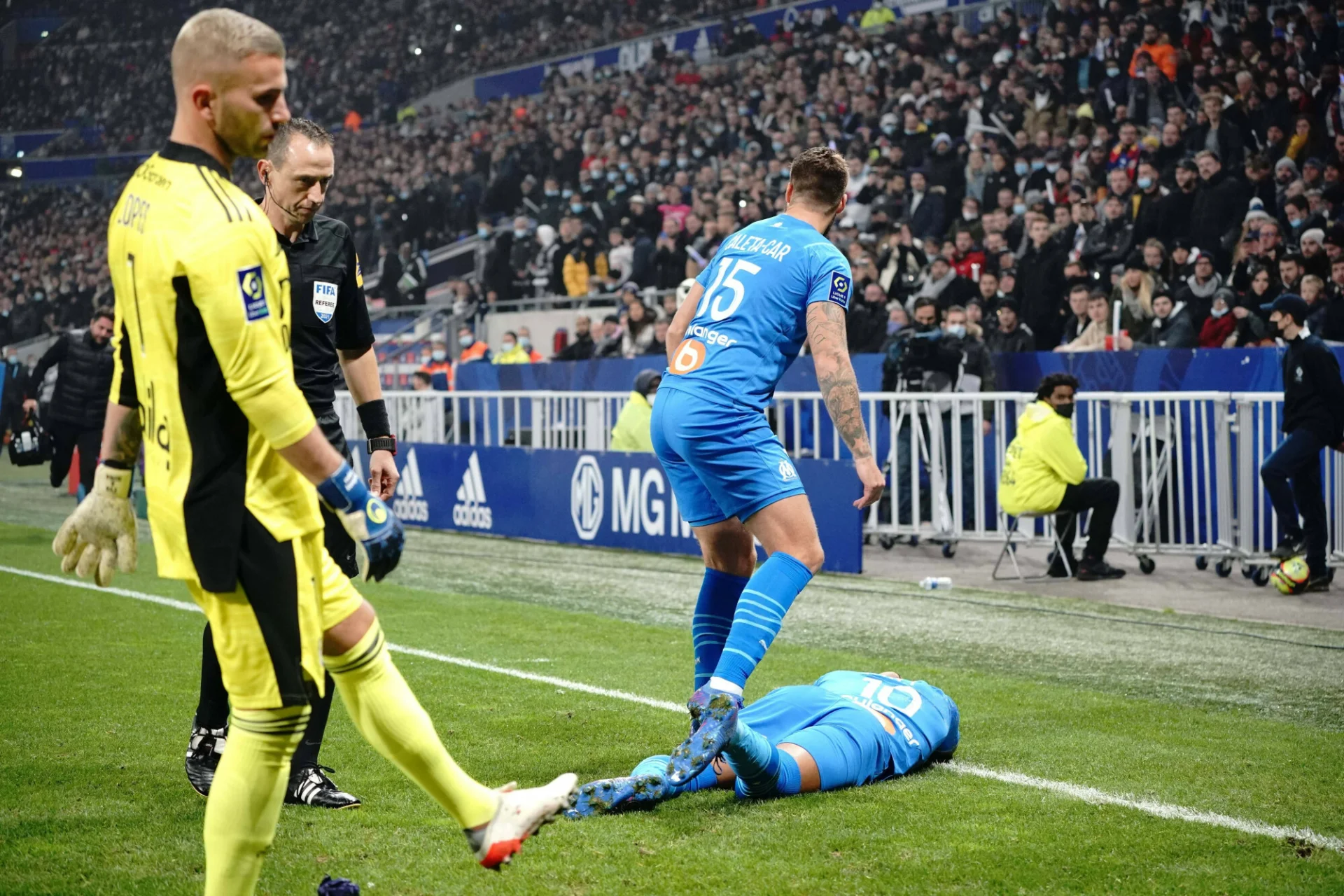 Dimitri Payet został zaatakowany przez kibiców, mecz przerwano i nie zostanie dokończony