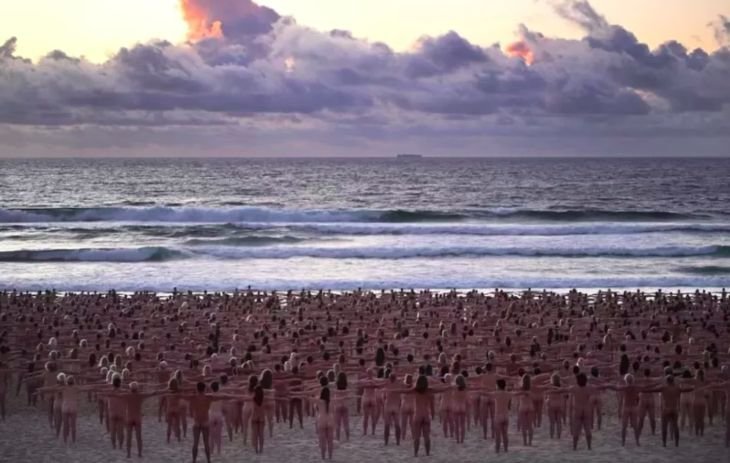 Ponad dwa tysiące osób uczestniczyło w nagiej sesji na plaży Bondi w Sydney.