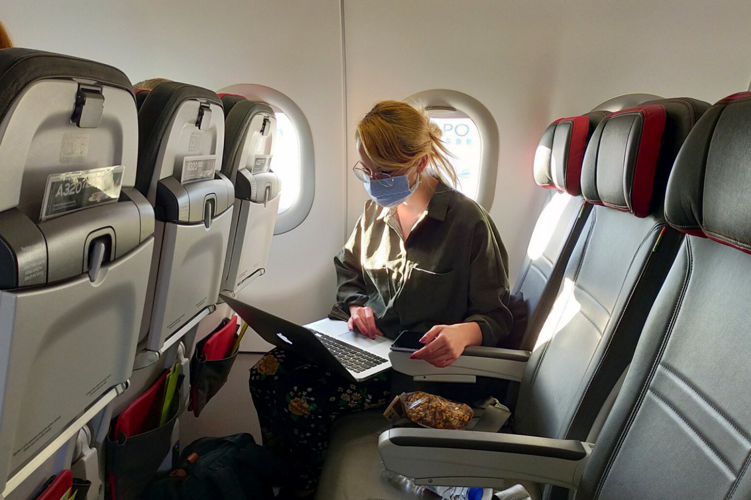 Nie trzeba będzie już nosić maseczek w samolotach i na lotniskach.