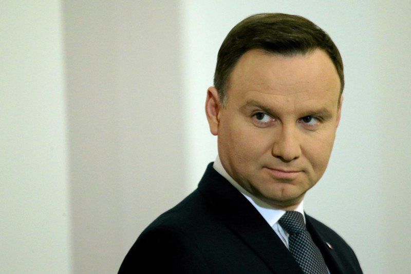 Prezydent, jeśli ufać sondażom, traci w oczach Polaków.