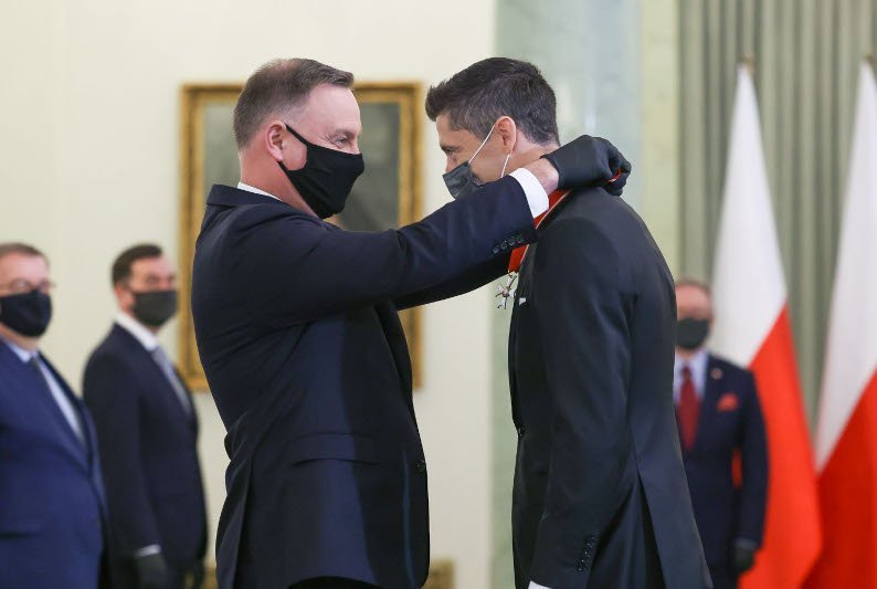Sprawa wręczenia R. Lewandowskiemu Krzyżu Komandorskiego Orderu Odrodzenia Polski przez Andrzeja Dudę w ostatnich dniach budzi spore emocje wśród wielu osób, niezwiązanych bezpośrednio z piłką nożną
