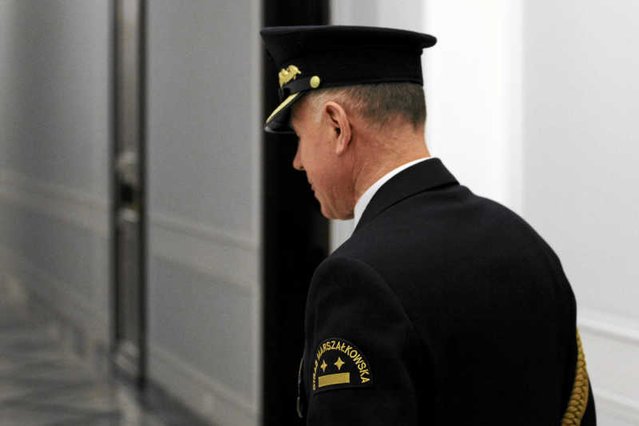 Straż marszałkowska ma się powiększyć. W dodatku mają obowiązywać nowe mundury galowe i... szable do salutowania posłom.