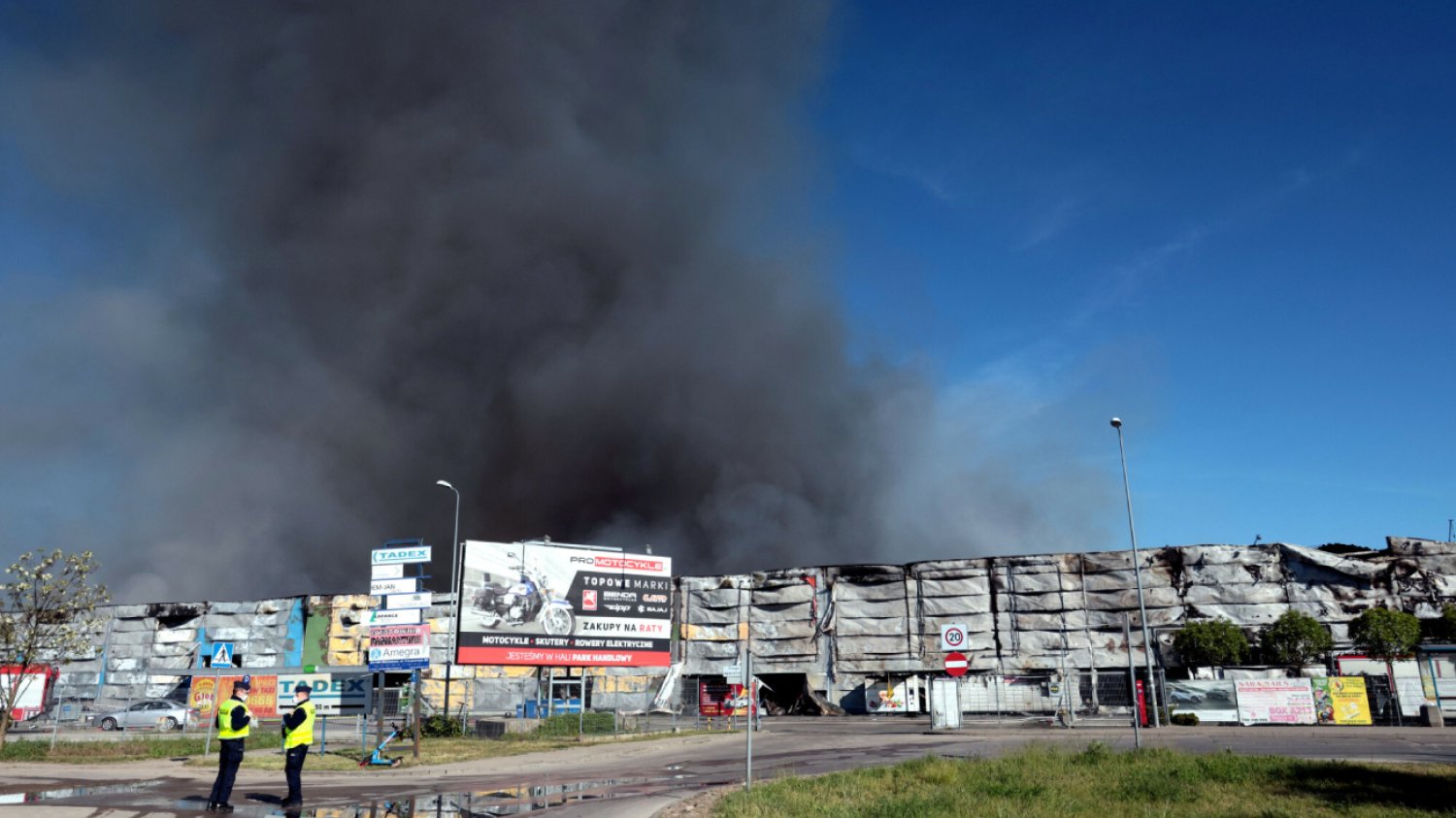 Pożar hali Marywilska 44 w Warszawie. Straż pożarna o przyczynach: "dziwna sytuacja"