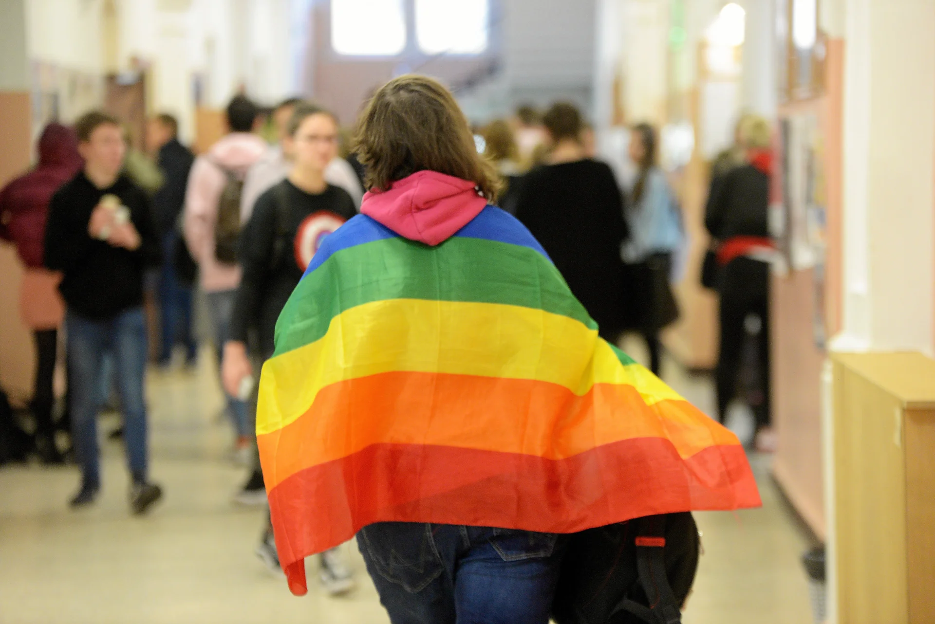 "Tęczowy Piątek" wzbudził duży sprzeciw. Teraz wiceminister edukacji zapowiada konsekwencje wobec dyrektorów szkół.