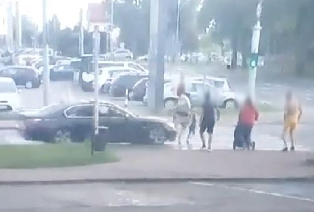 Puławy. Kierowca potrącił dziecko i matkę. Policja pokazała nagranie.