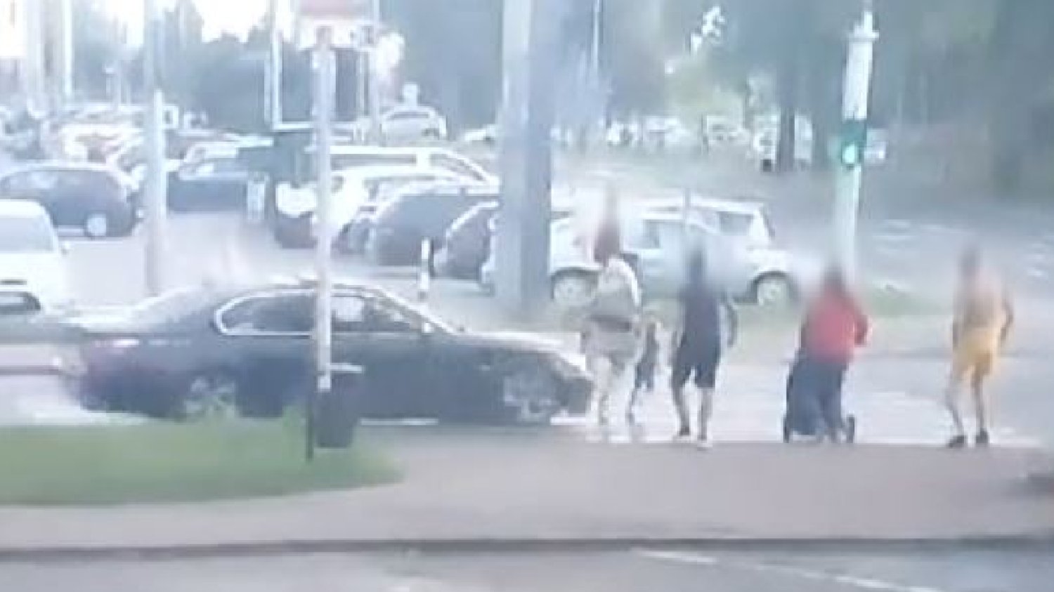 Puławy. Kierowca potrącił dziecko i matkę. Policja pokazała nagranie.