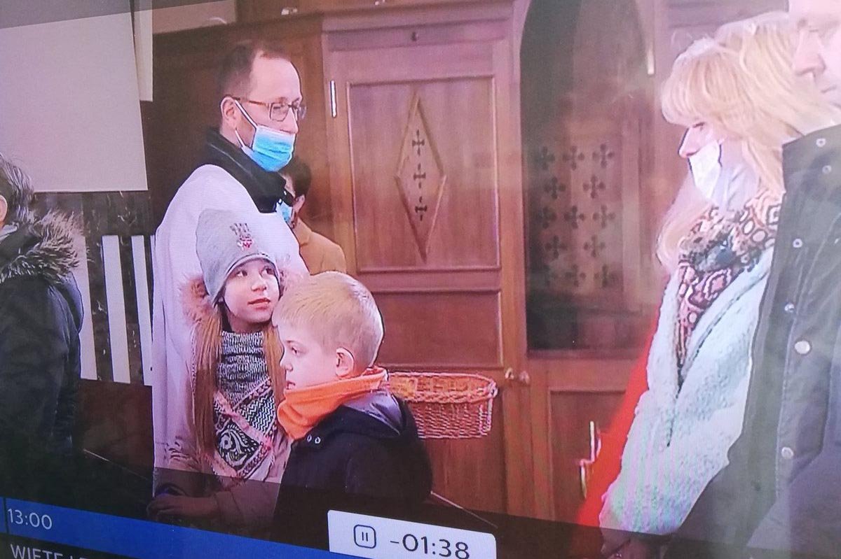TVP pokazało transmisję mszy świętej. Wierni byli bez maseczek.