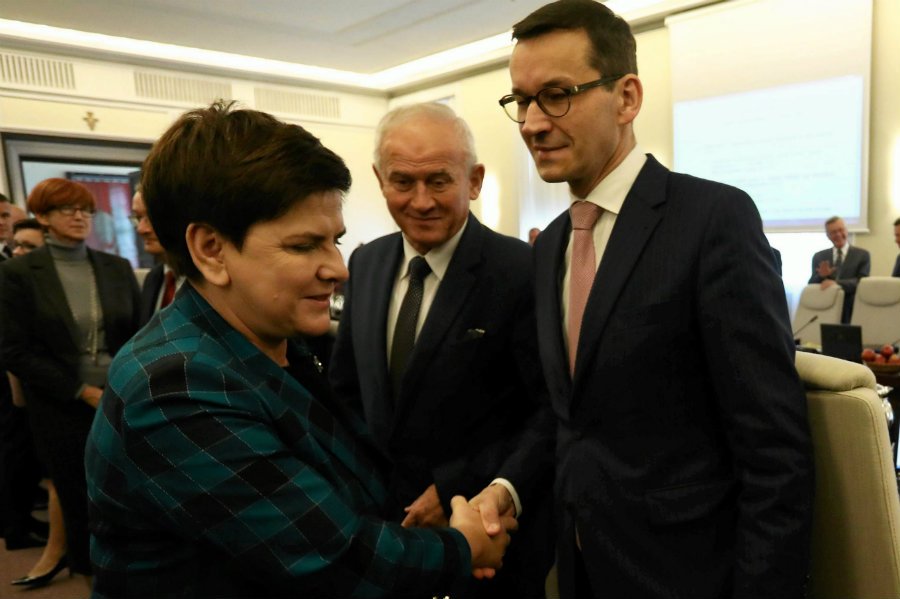 Beata Szydło najprawdopodobniej nie utrzyma teki premiera. Czy stanie w szranki z Rafałem Trzaskowskim w Warszawie?