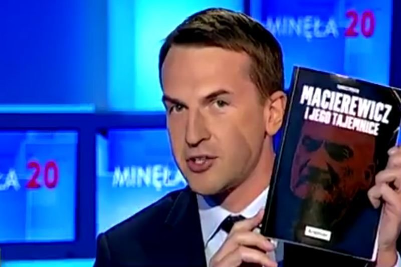 TVP nie chciało reklamy książki o Antonim Macierewiczu, to reklama przyszła do studia TVP Info.