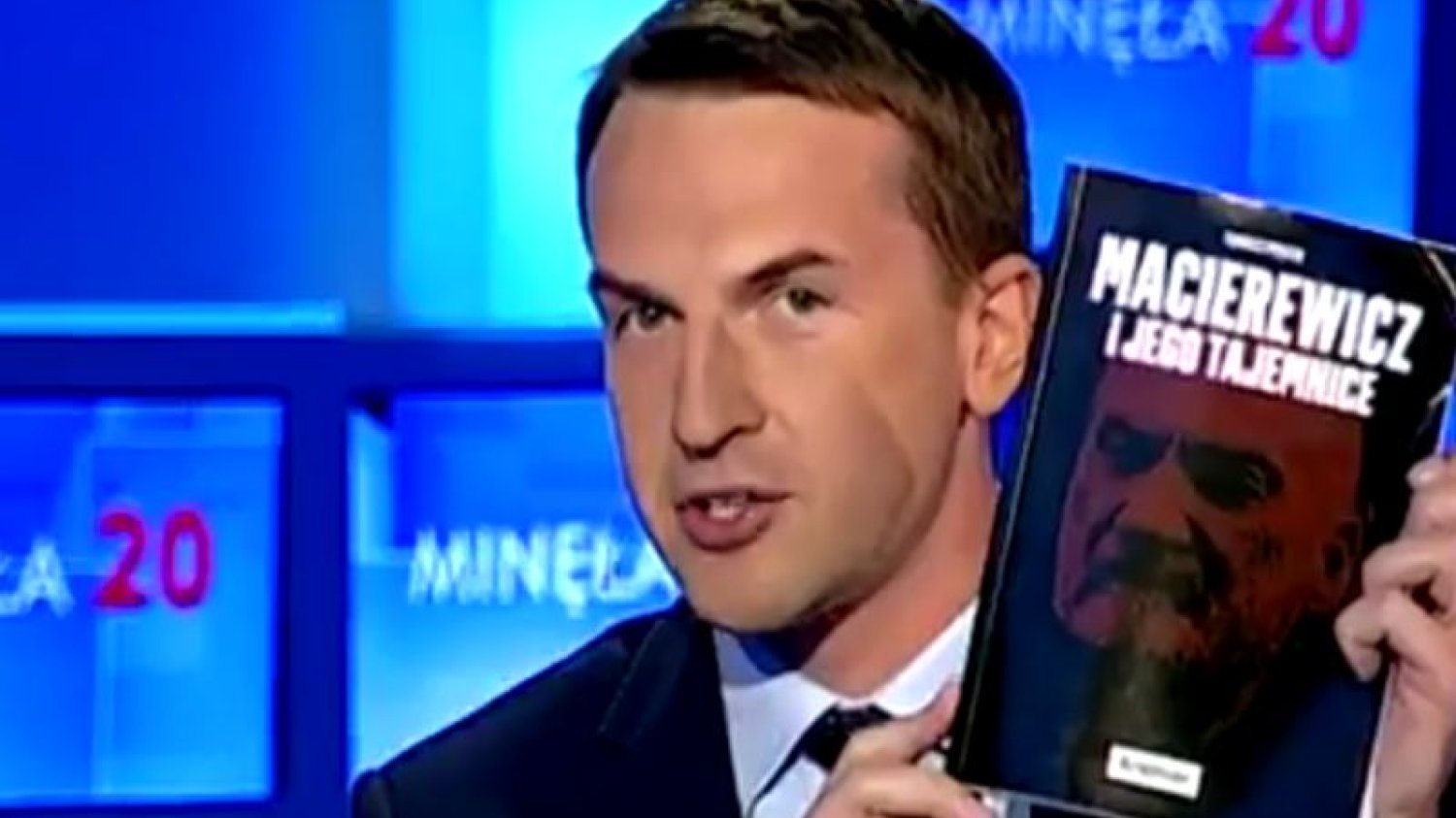 TVP nie chciało reklamy książki o Antonim Macierewiczu, to reklama przyszła do studia TVP Info.