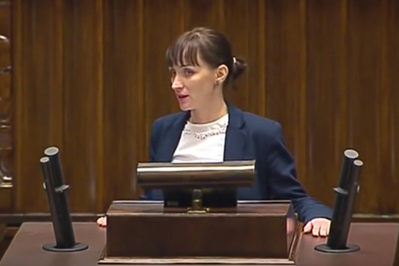 Joanna Augustynowska narzeka na późną porę sejmowych obrad.