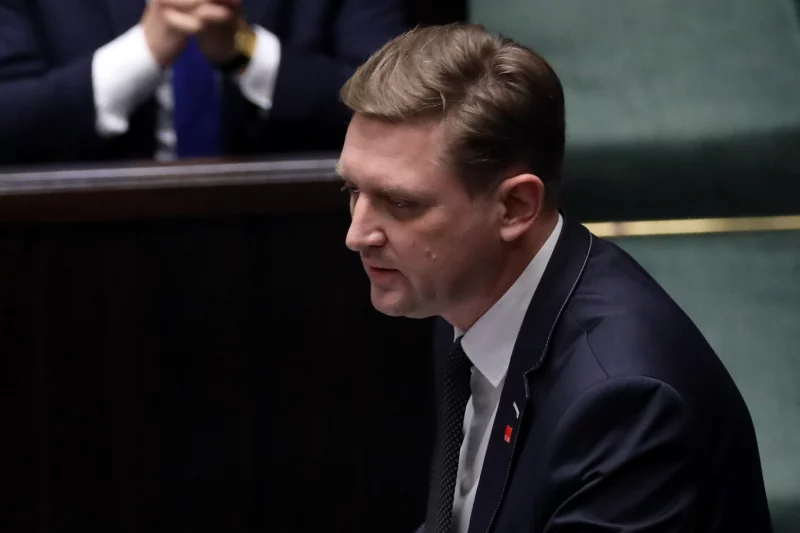 Poseł Andrzej Rozenek ws. Funduszu Odbudowy nie zagłosował tak, jak reszta Lewicy.