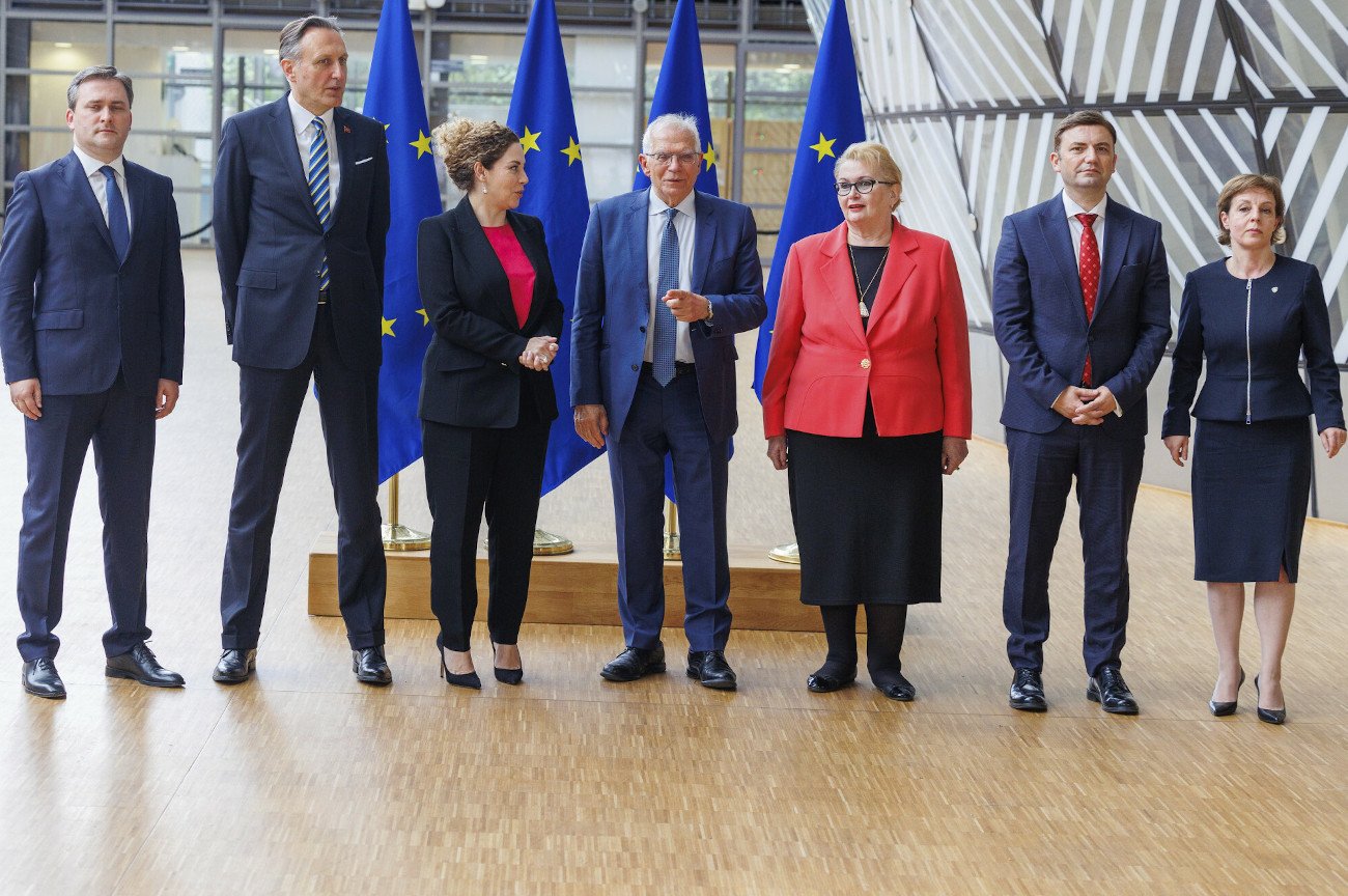 Przedstawiciele państw Bałkanów Zachodnich, które aspirują do UE: Serbii, Kosowa, Czarnogóry, Bośni i Hercegowiny, Albanii i Macedonii Północnej. Na początku maja spotkani się z szefem unijnej dyplomacji Josepem Borrelem.