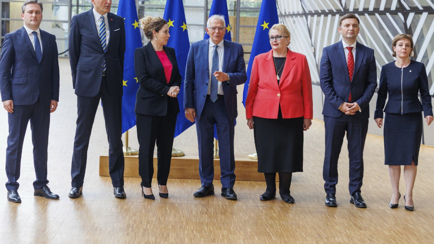 Przedstawiciele państw Bałkanów Zachodnich, które aspirują do UE: Serbii, Kosowa, Czarnogóry, Bośni i Hercegowiny, Albanii i Macedonii Północnej. Na początku maja spotkani się z szefem unijnej dyplomacji Josepem Borrelem.