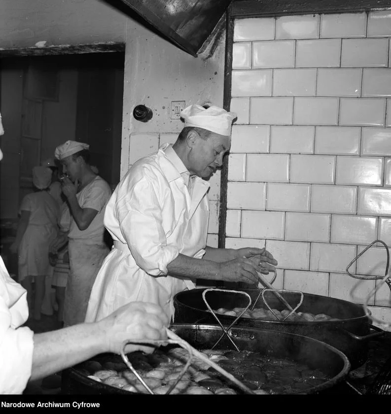 Rok 1971. Słynny Jerzy Czesław Blikle osobiście smaży pączki z okazji Tłustego Czwartku.