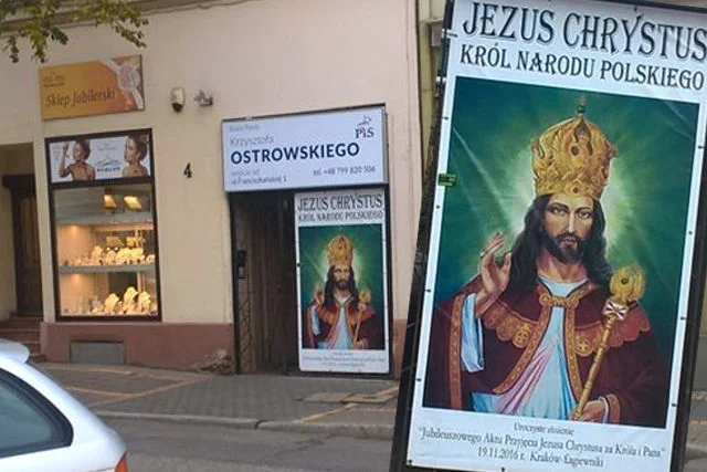 Taki plakat wisi pod bannerem informującym o biurze posła Krzysztofa Ostrowskiego.