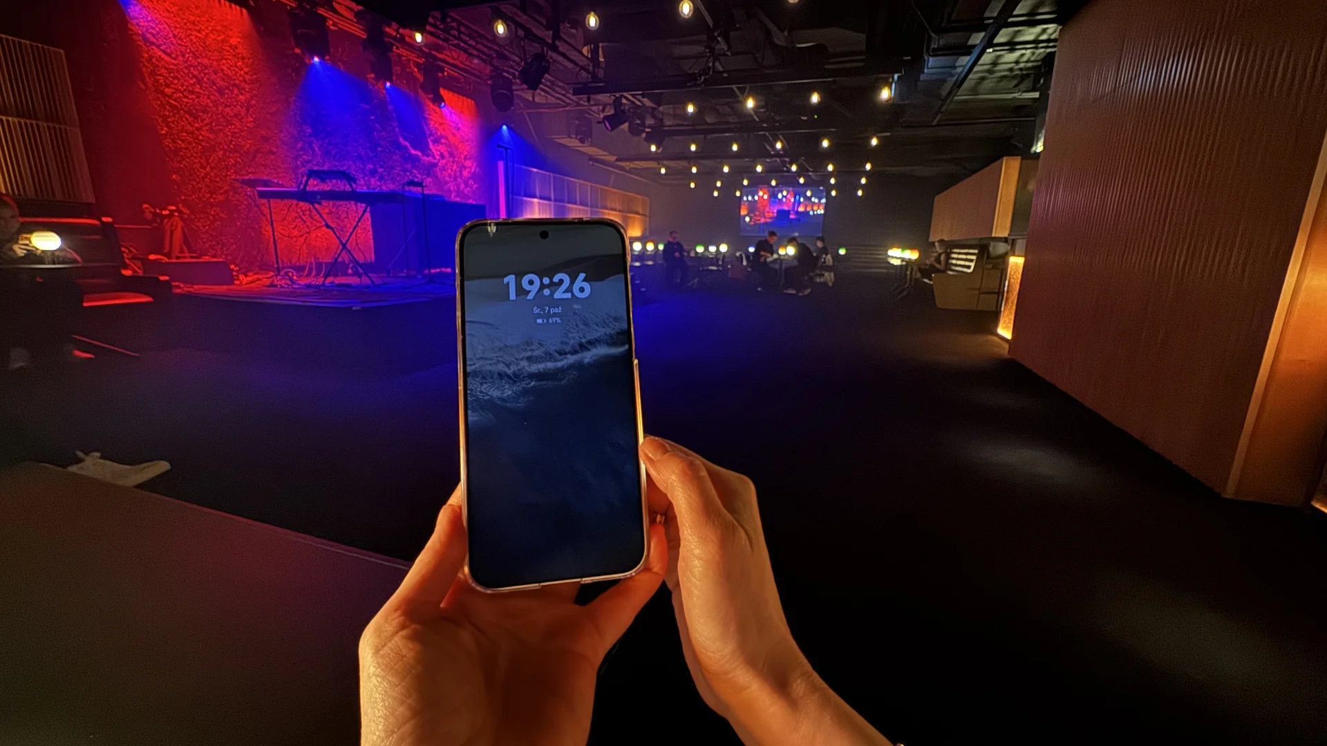 Nastrojowa przestrzeń i trudne światło. HUAWEI Pura 90s Pro Max sprawdziłam na koncercie