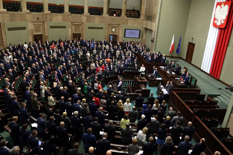 PKW podsumowuje finanse partii politycznych za 2015 rok.