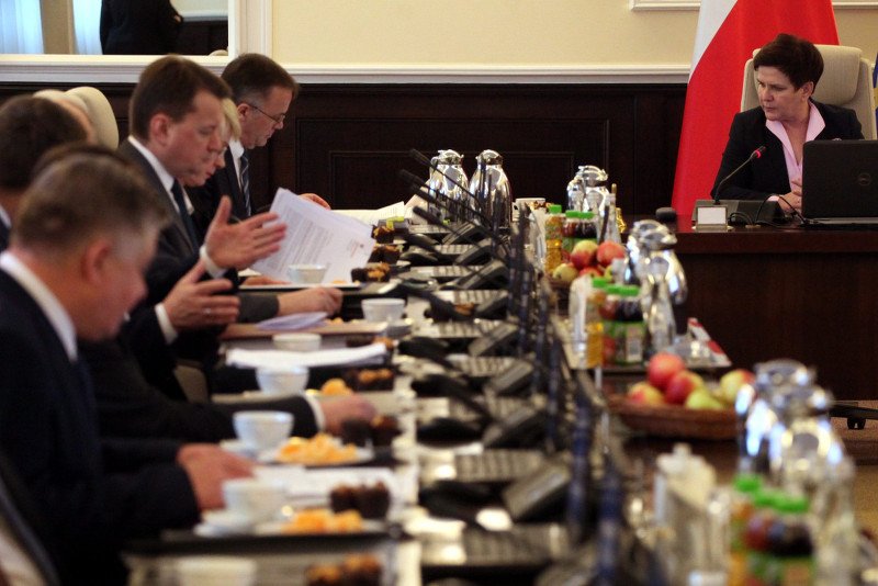 Każdy minister ma swój gabinet polityczny, w którym może zatrudniać nawet kilku asystentów. Pensje sięgają tam nawet 13 tys zł.