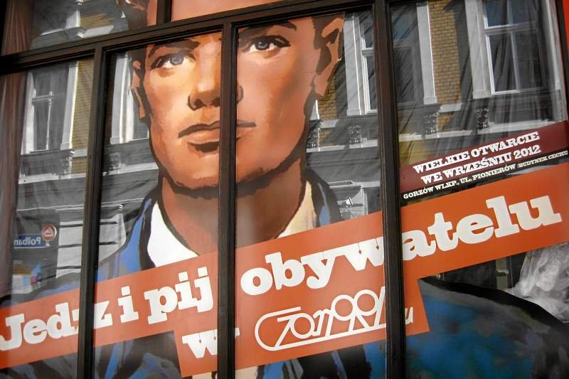 Współczesna reklama nawiązująca estetyką do PRLu