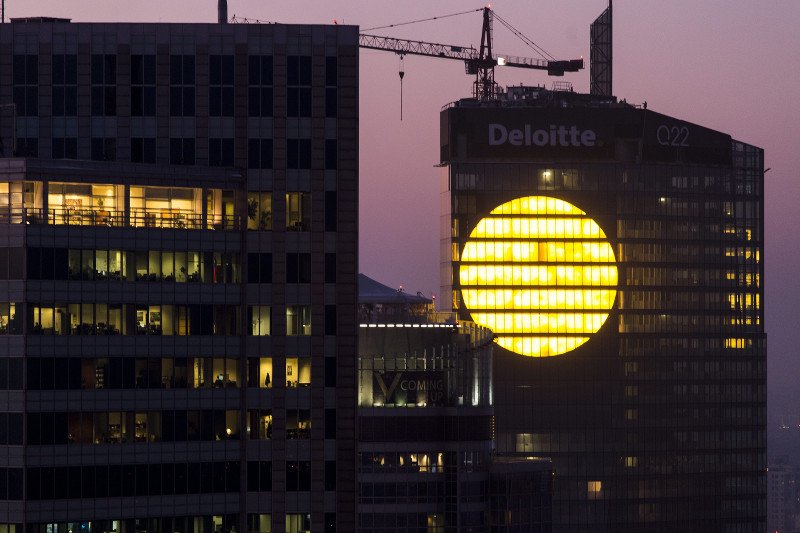 Sztuczne słońce na szczycie biurowca ma dodać warszawiakom pozytywnej energii w długie, ciemne, zimowe dni.