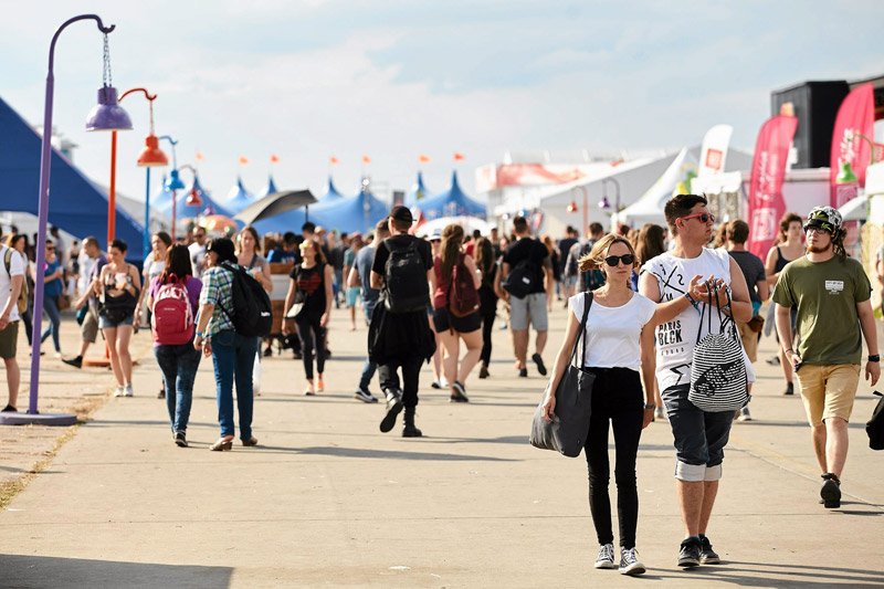 Tegoroczny Open'er miał wyjątkowy line-up. Niestety festiwal częściej wspomina się przez pryzmat niekorzystnych umów finansowych, w które wciągano festiwalowiczów rejestrujących opaski płatnicze.