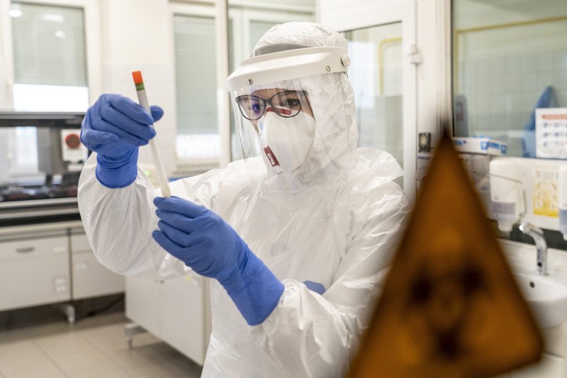 Od początku trwania epidemii specjaliści podkreślają, że liczba zakażonych koronawirusem może być zdecydowanie wyższa, ponieważ w Polsce robi się za mało testów.